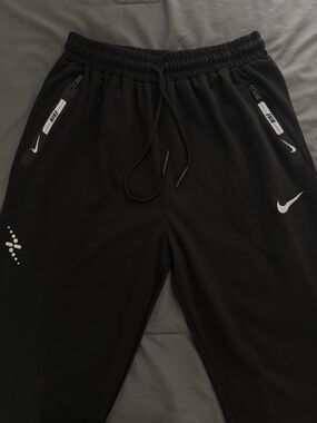 Nike Black woman Jogger Sweatpants with Reflective Accents